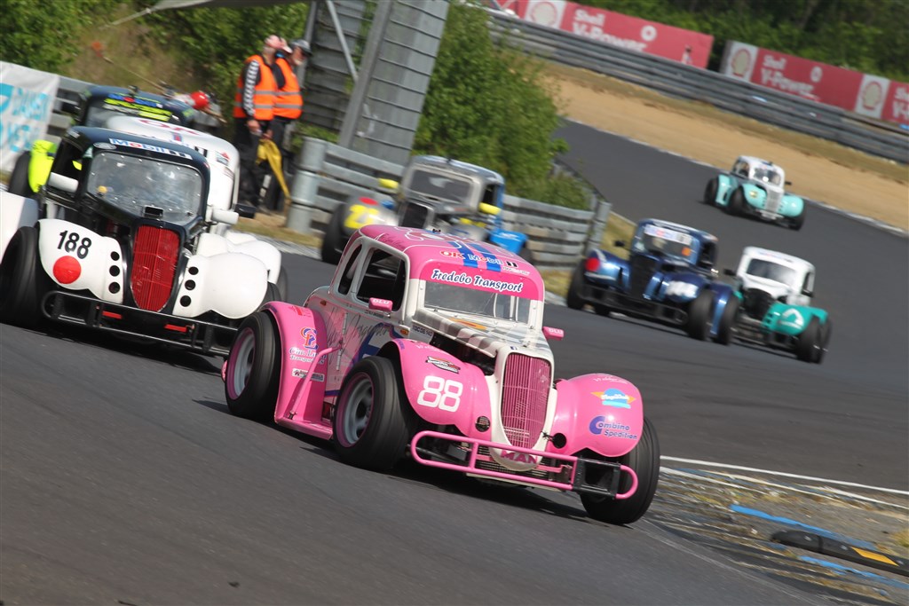 Hele 37 biler er tilmeldt OK Mobil 1 Legend Car Cuppen på Ring Djursland i weekenden.